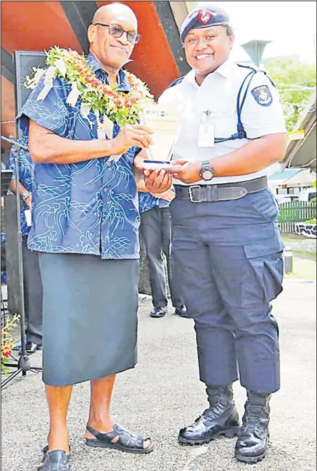  ?? Picture: SUPPLIED ?? Vuli Saumi receives an award from Minister for Employment Opportunit­ies, Productivi­ty and Industrial Relations Jone Usamate.