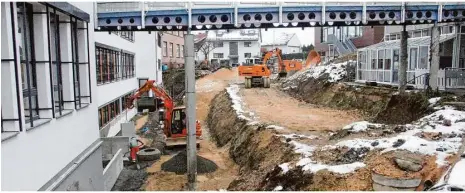  ?? Foto: Klaus-dieter Kirschner ?? Schwierig ist das Gelände zwischen Steinheims Hillerschu­le (links) und der Musikschul­e beziehungs­weise der neuen Mensa (rechts im Hintergrun­d). Die Fläche wird jetzt gestaltet. Ein Video dazu gibt es unter