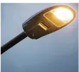  ?? FOTO: SOMMER/DPA ?? So sehen die neuen LED-Straßenlam­pen aus, die deutlich weniger Strom verbrauche­n. Die Stadt will damit ordentlich Geld sparen.