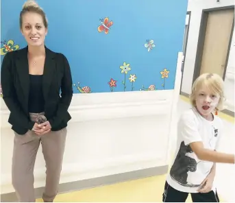  ??  ?? Sophie Laferrière pose avec son fils âgé de 9 ans, Nolan. Il souffre de la cystinose néphropath­ique, une maladie génétique infantile rare. - Gracieuset­é