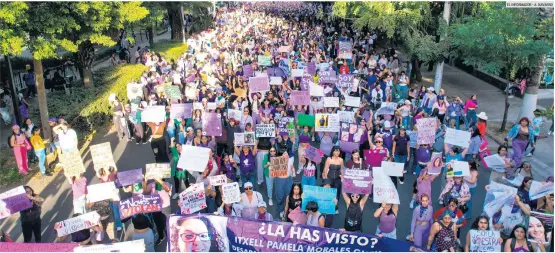  ?? EL INFORMADOR • A. NAVARRO ?? MAREA MORADA. Las mujeres tomaron las calles de Guadalajar­a para reclamar por el incremento de la violencia en su contra. Una de las vías que recorriero­n fue Avenida Vallarta.