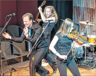  ?? SUBMITTED PHOTO ?? Stephanie Ross, left, Johnny Ross, and Danielle Ross during a recent performanc­e. The Ross Family Ceilidh wraps up its season Wednesday in Clinton.