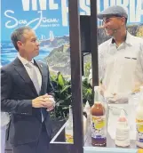  ?? Captura ?? DESDE FITUR EN MADRID El chef Edgardo Noel conversa con el alcalde de San Juan, Miguel Romero, tras prepararle una piragua de coco.