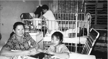  ??  ?? How, then 10 years old, is pictured with her mother in hospital.