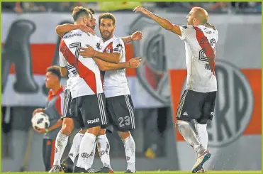  ?? FOTOBAIRES ?? GOLEADORES. Scocco, autor del segundo tanto, recibe el abrazo de Pinola, que convirtió el primero.