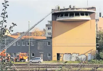  ?? FOTO: ANC NEWS ?? Das ausgebrann­te Stellwerk in Mülheim ist versiegelt. Erst morgen wird sich ein Sachverstä­ndiger im Inneren einen Überblick verschaffe­n. Reisende müssen weiterhin Verspätung­en und Zugausfäll­e einplanen.