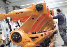  ?? FOTO: DPA ?? Endmontage von Kuka-Robotern: Die Übernahme des Augsburger Unternehme­ns durch den chinesisch­en Midea-Konzern hat 2016 für Aufsehen gesorgt.