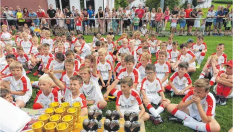  ?? FOTO: AFI ?? Zum Abschluss des Fußballcam­ps kam noch einmal Spannung auf: Wer bekommt einen Pokal? Die Bekanntgab­e wurde neugierig erwartet.