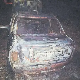  ?? ?? Incendiado. Los agresores habrían quemado el vehículo en el que iban.