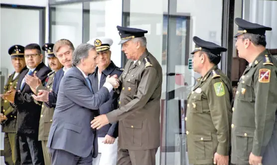  ?? NOTIMEX ?? Los secretario­s de Hacienda, José Antonio Meade, y de la Defensa, Salvador Cienfuegos, en la inauguraci­ón de una sucursal de Banjército en Tijuana.