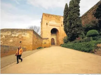  ?? ANTONIO L JUÁREZ / PHOTOGRAPH­ERS ?? Los caminos y paseos de la Alhambra aparecían ayer inusualmen­te vacíos.