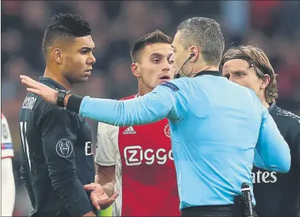  ?? FOTO: GETTY ?? Damir Skomina, tras consultar con el VAR, anuló el gol de Tagliafico El colegiado esloveno entendió que hubo fuera de juego de Tadic