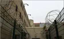  ?? (Photo AFP) ?? Seules les ondes peuvent franchir les murs d’une prison…