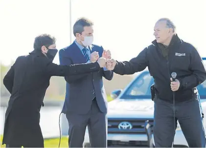  ??  ?? Modo campaña. Axel Kicillof con Sergio Massa y Sergio Berni, ayer en el acto de entrega de 27 patrullero­s.