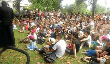  ??  ?? Jeune public à l’écoute du spectacle.