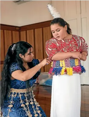  ?? AIMAN AMERUL MUNER/STUFF ?? Catherine Vea helps Violet Fifita with her traditiona­l Tongan garments.