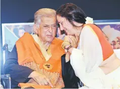  ??  ?? This file photo taken on May 10, 2015 shows Shashi (Left) and his daughter Sanjana Kapoor interactin­g during the presentati­on of the ‘Dadasaheb Phalke Award’ for his contributi­on to Indian cinema at Prithvi Theater in Mumbai. — AFP photos