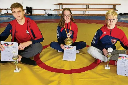  ?? FOTO: BENJAMIN SCHMUTZLER ?? Waren für den 1. SV Pößneck erfolgreic­h bei den Deutschen Meistersch­aften: Hendrik Jahn, Josephine und Joey Wrensch (v.l.).