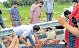  ?? HT PHOTO ?? BJP MLA from Etah Sadar Vipin Verma David (in brown kurta) assisting the injured members of a Muslim family on AgraLuckno­w expressway on Monday.