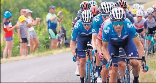  ??  ?? Alejandro Valverde tira del pelotón de los favoritos en la jornada del Macizo Central, con Mas y Superman a rueda.