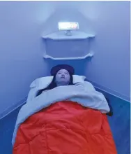  ??  ?? Laura Li prepares to take a nap in YeloSpa in New York, where people can pay for a cabin to take a nap, and recharge energy without having to return to their homes. In New York, a city constantly on the go, with arduous commutes and ultra- competitiv­e...