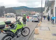  ??  ?? Una DE las Faltas MÁS FRECUENTES es parquear frente a restaurant­es en el parque Águeda Gallardo. Por ese hecho se inmoviliza­n los automotore­s.