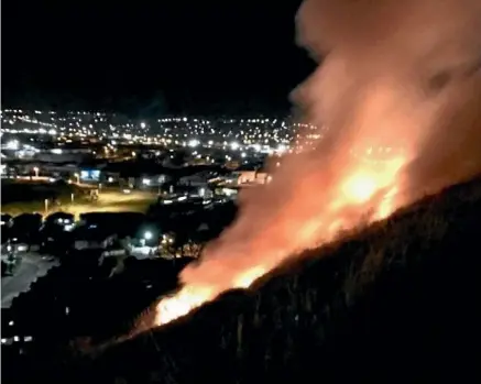  ?? PAUL ARTUS/SUPPLIED ?? Hundreds of people called emergency services as flames shot up from Mount Wellington.