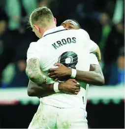  ?? EFE ?? Alaba felicita a Kroos tras su gol al Cádiz