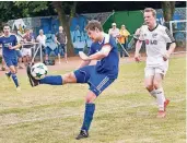  ?? FOTO: G. SALZBURG ?? Sein Treffer war für den SV Glehn gegen die Sportfreun­de Vorst zu wenig: Kapitän Stephan Janßen, hier bedrängt von Vorsts Niklas Schröter (r.).