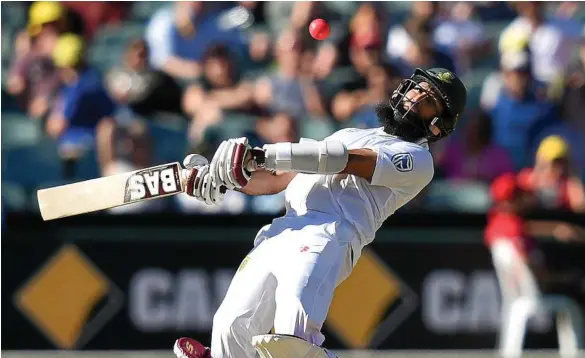  ?? PHOTOS: AAP ?? ONE TO WATCH: Hasim Amla ducks out of the way of a bouncer, and inset from left, Josh Hazlewood, AB de Villiers, Kagiso Rabada, Dean Elgar and Cameron Bancroft.