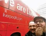  ?? FOTO: WASCH ?? Unsere Redakteure Markus Wasch (r.) und Mario Emonds vor dem Liverpoole­r Mannschaft­sbus.