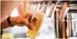  ?? Foto: Frank Rumpenhors­t, dpa ?? In Deutschlan­d brauen wieder mehr Be triebe Bier.