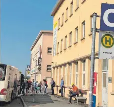  ?? FOTO: INGEBORG WAGNER ?? Der Idealfall: Der Bus bringt die Kunden rechtzeiti­g zum Bahnhof, damit der nächste Zug gut erreicht werden kann. Ein Ausbau der bisherigen Verbindung­en wäre teuer, sorgt für Skepsis beim Kreis.