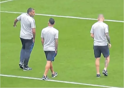  ??  ?? Reconocien­do la cancha. Wanchope, Tevez y Benedetto pisaron el césped de la Bombonera ayer a la tarde.