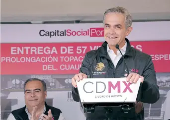  ??  ?? El mandatario local aseguró que se revisarán todos los edificios de la capital del país para que tengan un diagnóstic­o, como parte de una nueva forma de advertir la protección civil propia.