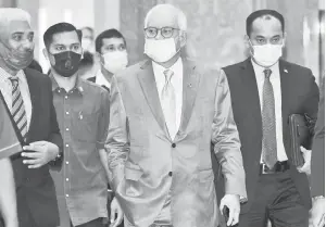  ?? — Gambar Bernama ?? RAYUAN: Najib (dua, kanan) tiba di mahkamah bagi pendengara­n rayuan terhadap sabitan dan hukuman berkaitan penyelewen­gan dana RM42 juta milik SRC Internatio­nal di Mahkamah Rayuan semalam.