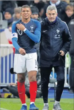  ??  ?? DOLOR. Mbappé deja el campo con dolores en el hombro.