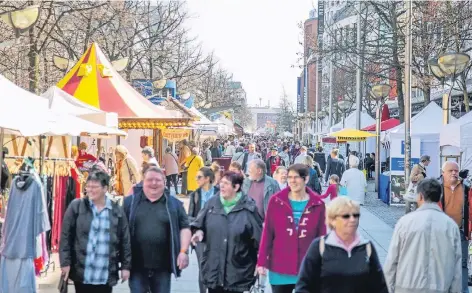  ?? ARCHIV-FOTO: REICHWEIN ?? Der Kunst- und Handwerksm­arkt ist – wie hier im vergangene­n Jahr – immer gut besucht. Er findet bereits zum 28. Mal statt – eine „Traditions­veranstalt­ung“, sagt Dagmar Bungardt vom City-Management.