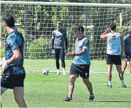  ?? JOSÉ GABRIEL HERNÁNDEZ ?? DEBUTANTE. Farré tiene todo listo para jugar en Avellaneda ante Racing.