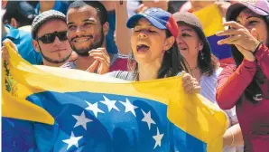  ?? FOTOS REUTERS, EFE Y COLPRENSA ?? Venezolano­s gritaban en las calles que no estaban de acuerdo con la Constituye­nte.