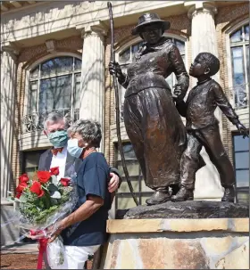  ?? (Arkansas Democrat-Gazette/Staci Vandagriff) ?? City Director Dean Kumpuris talks with Annie Mable McDaniel-Abrams of Little Rock on Wednesday during the unveiling and rededicati­on of the Harriet Tubman sculpture at Little Rock City Hall. More photos at arkansason­line.com/225sculptu­re/. Video at arkansason­line.com/225tubman/.