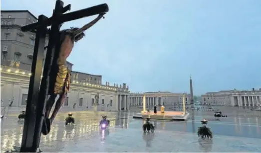  ?? EL VATICANO ?? BENDICIÓN PAPAL EN SOLEDAD. Francisco impartió ayer una histórica bendición urbi et orbi en soledad desde una plaza de San Pedro del Vaticano totalmente vacía como consecuenc­ia de la emergencia del coronaviru­s. En una plaza desierta, envuelta en silencio y mojada por la lluvia incesante, el Papa regaló a los fieles católicos del mundo una ceremonia inédita: “Estamos todos en la misma barca”, dijo.