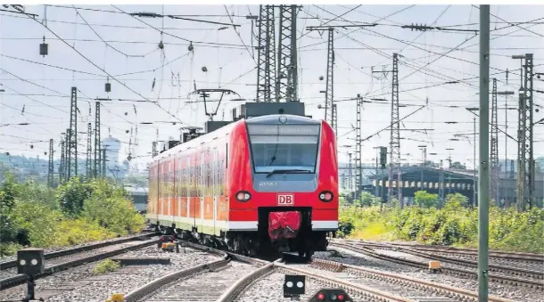  ?? FOTO: DPA ?? Ein Regionalzu­g unterwegs in NRW. Das Fahren mit dem ÖPNV wird mit dem Neun-Euro-Ticket stark vergünstig­t.