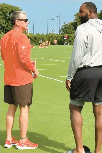  ?? PHILADELPH­IA INQUIRER FILE ?? Former Eagles defensive coordinato­r Jim Schwartz, now with the Browns shares pre-practice time with Fletcher Cox, the player he built his defense around in Philly.