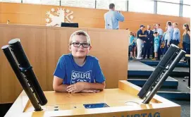  ?? FOTO: SASCHA FROMM ?? Lukas aus Erfurt steht am Rednerpult im Landtag. Er gehörte zu den fast  Besuchern, die zum Landtagsfe­st kamen.