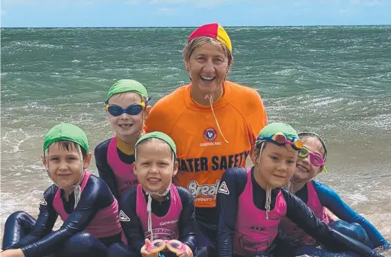  ?? ?? Lisa Furnell trains local nippers Jude Lawry, Toby Hatherell, Quinn Pontifex, Lexi Colls and Mackenzie Satori on surf awareness and lifesaving