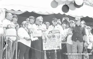  ?? — Gambar UKAS ?? BEJADI: Abang Johari bejadi program nangguh Pengerami Gudi Antarabans­a Kabong (KIKF) 2024 di Pantai Tanjung Kembang, Kabong.