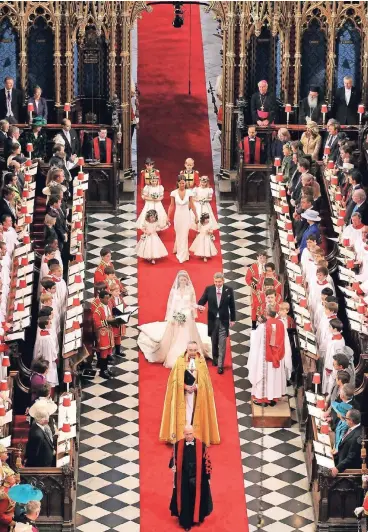  ?? FOTO: DPA ?? Feierliche­r Einzug bei der Hochzeit von Prinz William und Kate Middleton, die ihr Vater zum Altar führt. Hinter Kate ihre Schwester Pippa. seitlich der Chor von Westminste­r Abbey. Prinz Harry und Meghan heiraten in Windsor Castle.