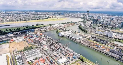  ?? RP-FOTO: ANDREAS ENDERMANN ?? Der Düsseldorf­er Hafen direkt am Rheinknie ist für viele rheinische Industrieu­nternehmen das Tor zur Welt und ein großer Standortvo­rteil.