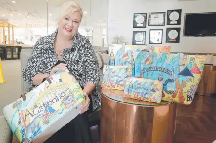  ?? Picture: MIKE BATTERHAM ?? Artist Suzanna Thomas showcases her new Gold Coast-themed bags at Marina Mirage.